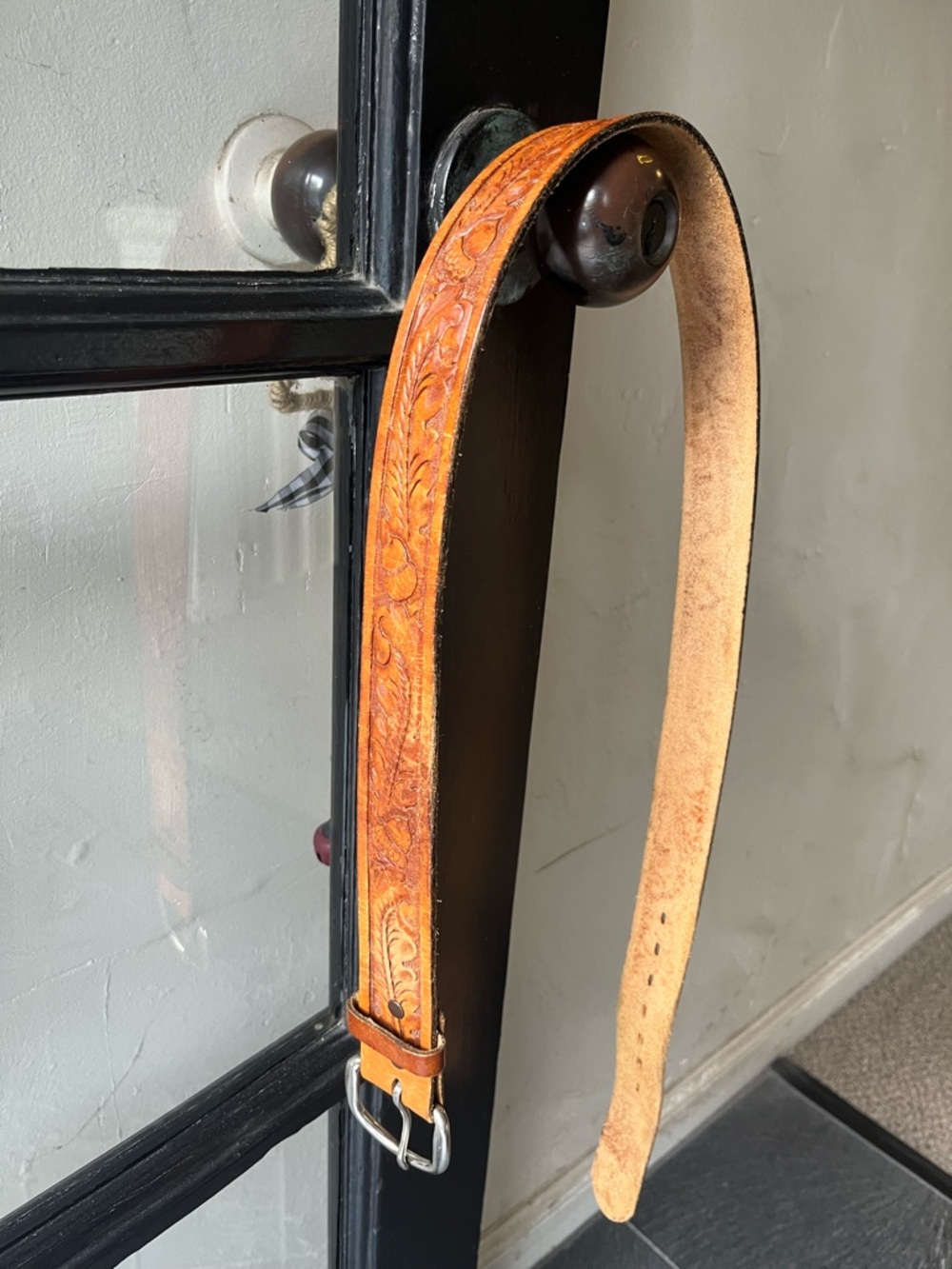 Beautiful Vintage Genuine Tooled Leather Leaf & Acorn Belt - Picture 4 of 5